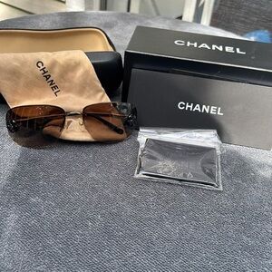 Great Condition CHANEL Camilla accent shield women’s sunglasses gold and rimless